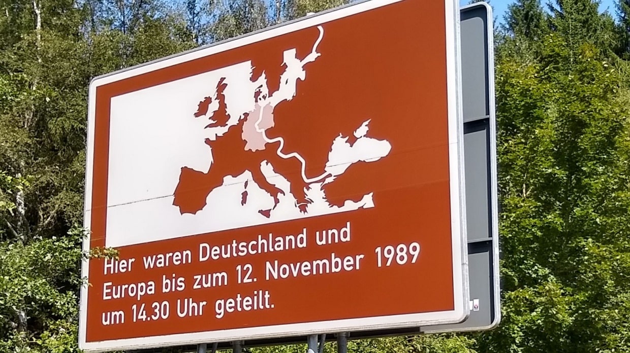 Hinweisschild auf Grenzverlauf